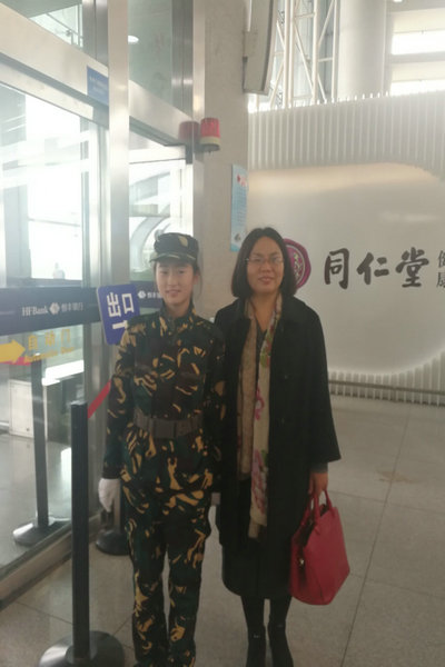 工商管理系走访青岛机场安检实训学生